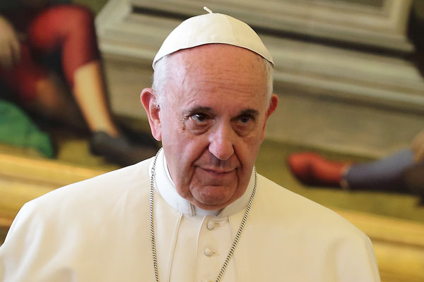 Папа Римский омоет ноги группе мигрантов