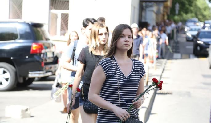 Москвичи несут цветы к посольству Турции