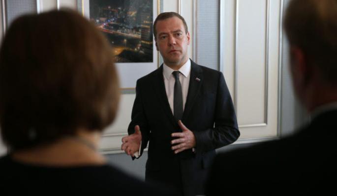 Медведев не допустит сокращения учительских зарплат