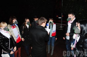 Подростки в респираторах атаковали курильщиков Вы Все еще курите? Тогда мы идем к вам!