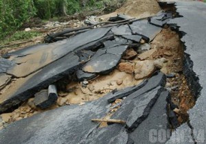 Оползень под незаконной стройкой сползает на жилые высотки