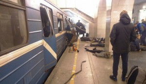 При теракте в метро трое погибли под колесами поезда