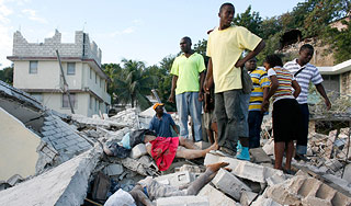 Жители Гаити строят баррикады из погибших