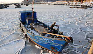 У берегов Китая лед сковал более 500 судов
