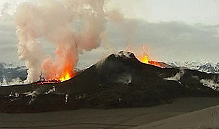 Исландский вулкан парализовал север Европы