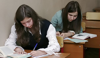Российские школьники начинают сдавать ЕГЭ