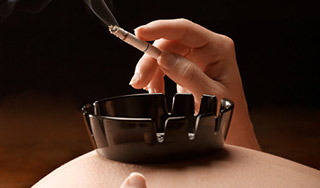 Курящие мамы обрекают детей на ожирение