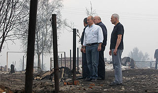 Путин отправил губернаторов на пожары