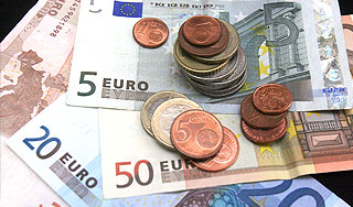 Евро подешевел почти на рубль