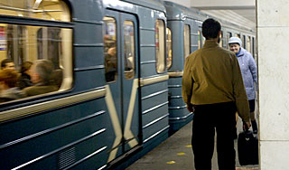 Пьяные москвичи свалились под поезд метро
