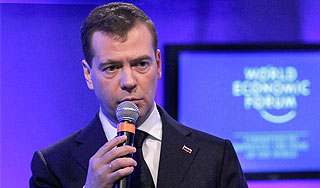 Медведев: Россия не встанет на колени