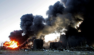 Авиация Каддафи сожгла нефть мятежников
