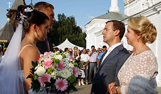 Медведев подарил молодоженам сервиз