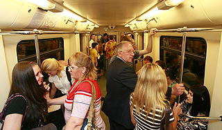 Пассажиры метро падают в обморок от жары
