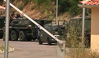 Сербы подожгли КПП на севере Косово