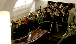 Люди попадали на эскалаторе в метро Москвы