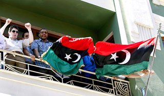 Ливийские посольства меняют флаги