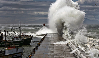 На побережье России идут гигантские волны