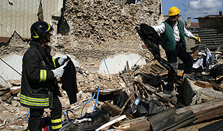 Двухэтажный дом рухнул на итальянцев