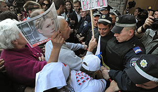 Суду над Тимошенко угрожают взрывом
