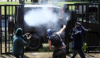 На парламент Чили напали студенты