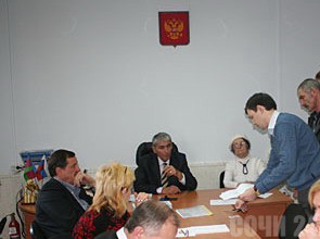 Председатель ТИК "Хостинская" Айк Хриштакян (в центре)