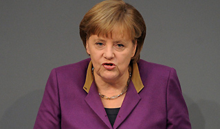 Ангелу Меркель облили пивом (видео)