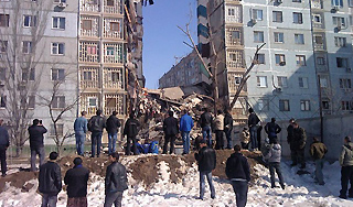 Под руинами дома в Астрахани находят тела