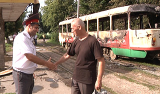 Полицейский спас людей из горящего трамвая