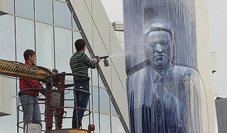 Вандалы осквернили памятник Ельцину