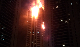 В Дубае загорелись десять этажей небоскреба