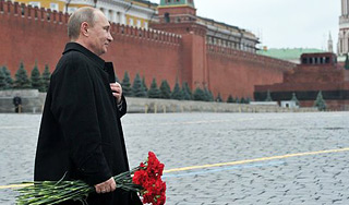 Путин сравнил Ленина в Мавзолее с мощами