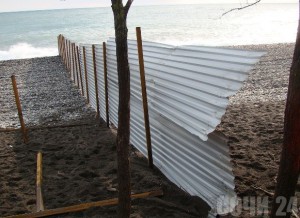 Забор на пляже. Фото: Ким Бухарин