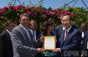 Генсек ООН Пан Ги Мун в Сочи получил звание Садовода Дружбы