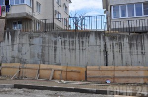 Подпорная стена жилых домов за ночь сошла с места на целый метр. Фото: Евгений Сочинский