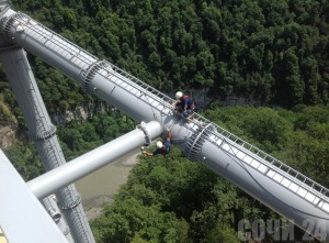 В Сочи над пропастью высотой 218 метров строится пешеходный мост. Фото: ГК "Олимпстрой"