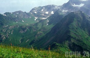 Гора Ачишхо с горы Зеленой. Фото: zenya.info