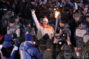 Петр Макарчук с олимпийским факелом Фото: сайт республики Хакасия