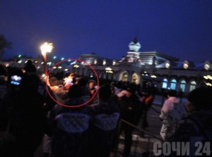 На факелоносце Олимпийского огня загорелась шапка. Фото: Екатеринбург Он-Лайн