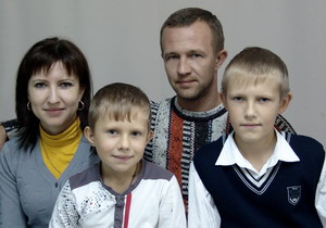 Надежда и Евгений Русановы с сыновьями. Фото из семейного архива